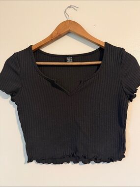 SHEIN Black Ribbed V-Notch Lettuce-Hem Crop Top